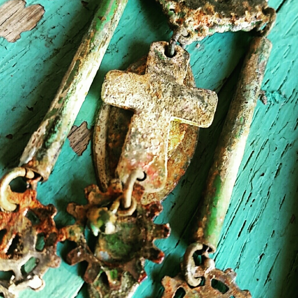 🔥SOLD🔥STEAMPUNK CROSS & PEACE SIGN EARRINGS - Picture 2 of 4